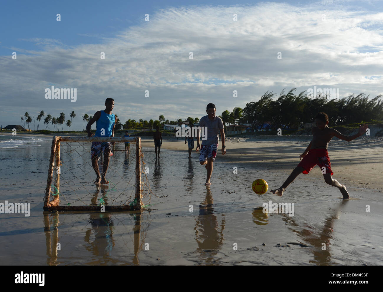 Natal, Brésil. Dec 8, 2013. Un groupe de jeunes Brésiliens jouer un match de soccer de plage sur une plage près de la ville de Natal, Brésil, 8 décembre 2013. Le Brésil se prépare pour la prochaine Coupe du monde de football 2014. Photo : Marcus Brandt/dpa/Alamy Live News Banque D'Images