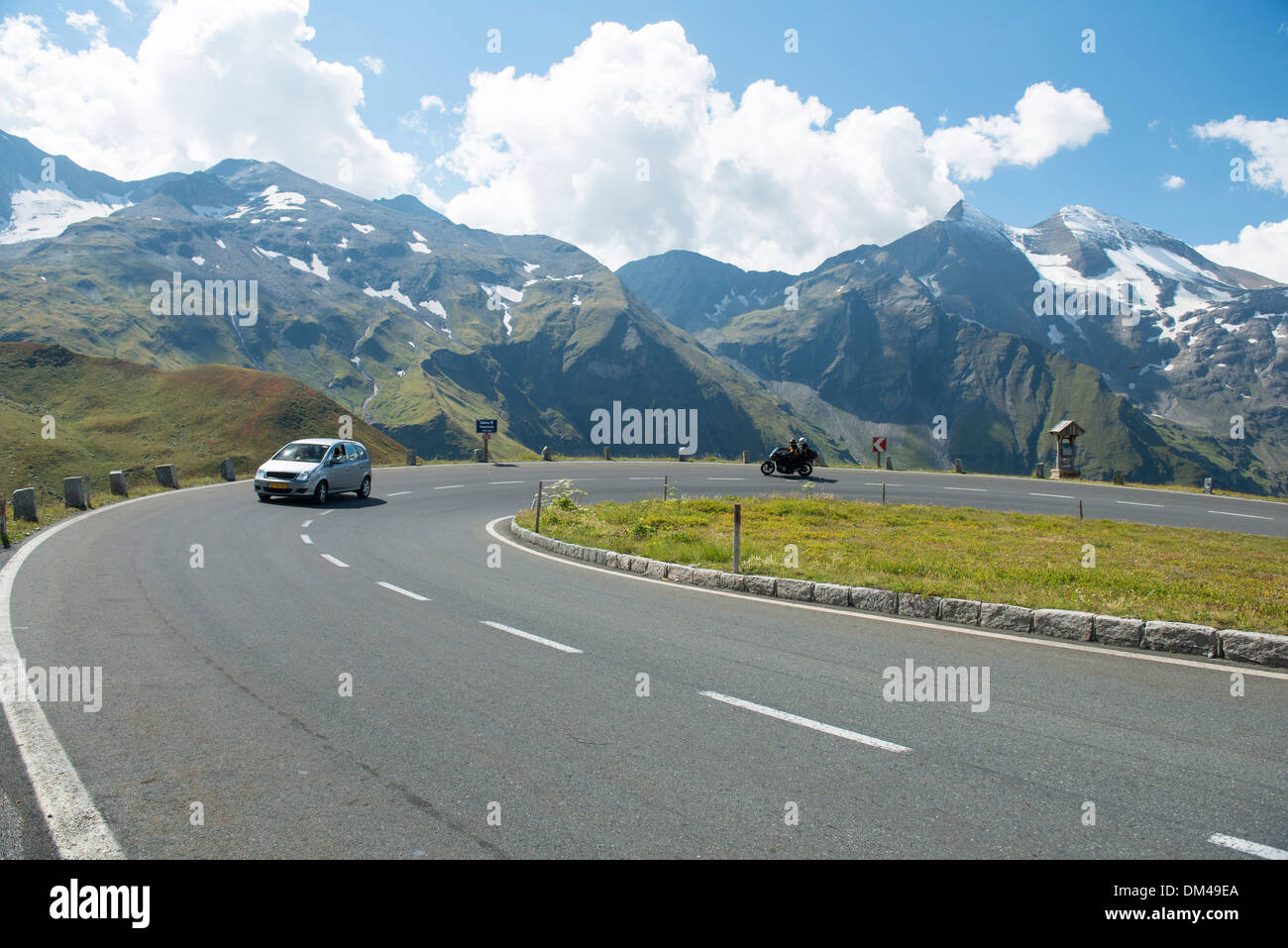 Voiture et moto sur route de montagne en Autriche, le Grossglockner  pass-Strasse, Tyrol, Autriche Photo Stock - Alamy