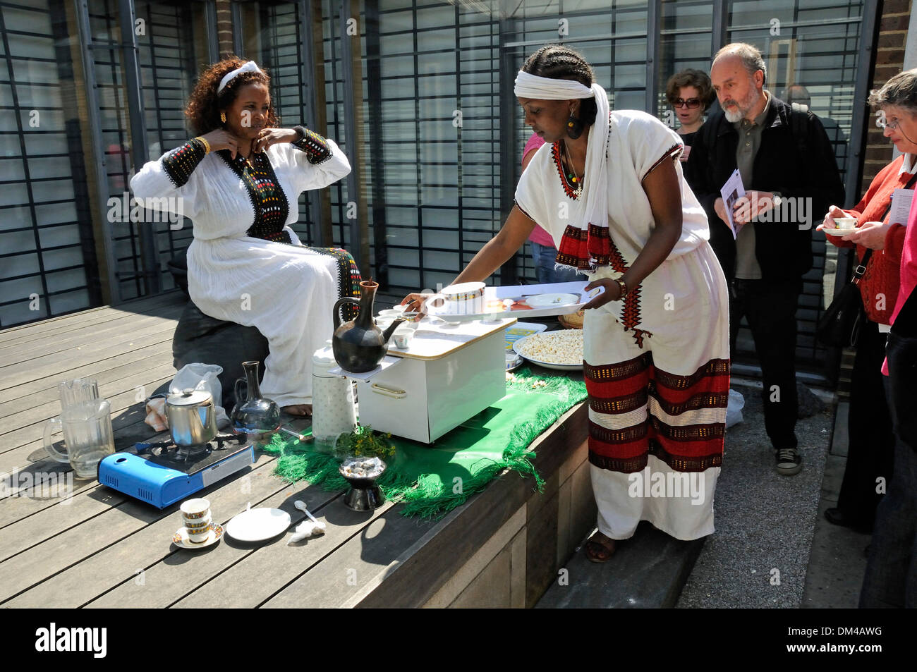 Cérémonie du café éthiopien à l'École des études orientales et africaines de Londres Angleterre Royaume-uni OSS Banque D'Images