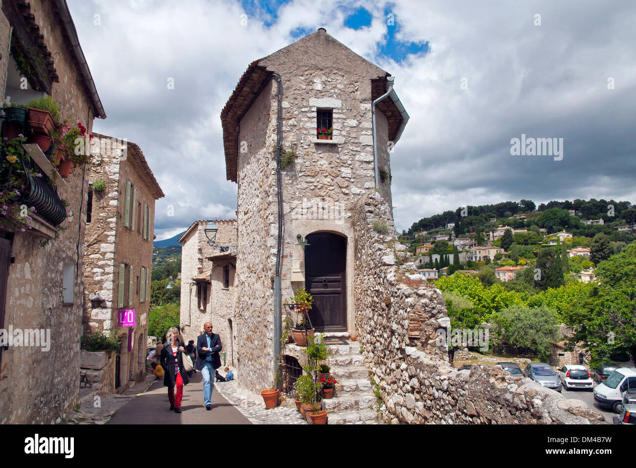 Couple de touristes sur la rue du vieux village d'art, Saint-Paul-de-Vence, sud-est de la France, Côte d'Azur, Europe. Banque D'Images