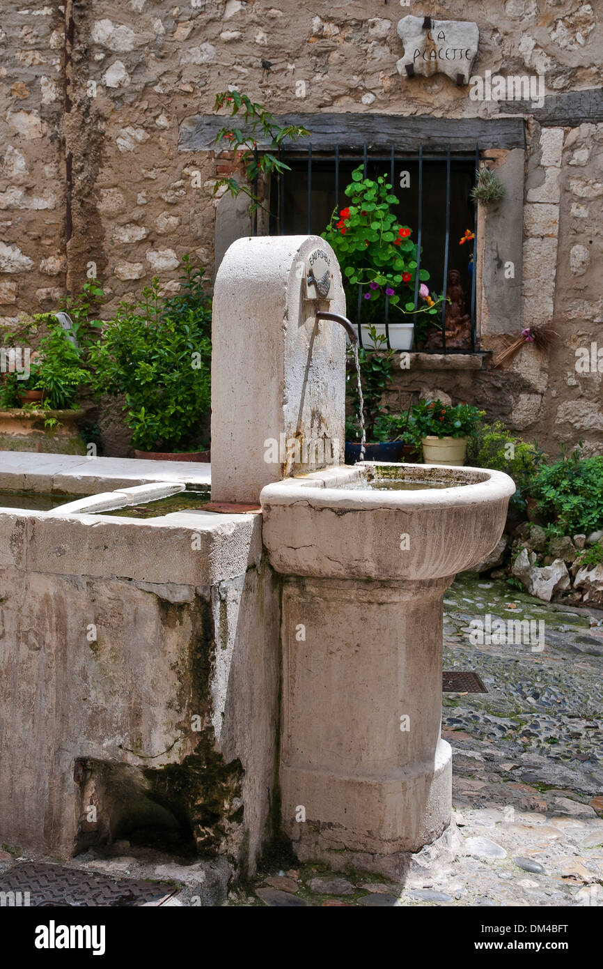 Fontaine antique, Saint-Paul-de-Vence, dans le sud-est de la France, French Riviera, Europe Banque D'Images