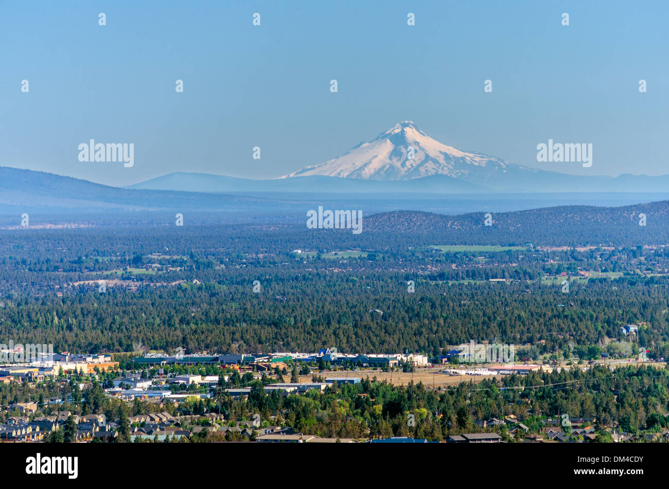 Vue du Mt. Le capot et la ville de Bend dans le centre de l'Oregon Banque D'Images