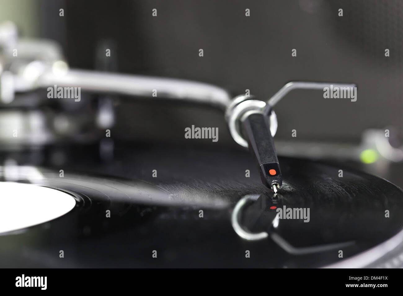 Dj turntable needle et sur vinyl record Banque D'Images