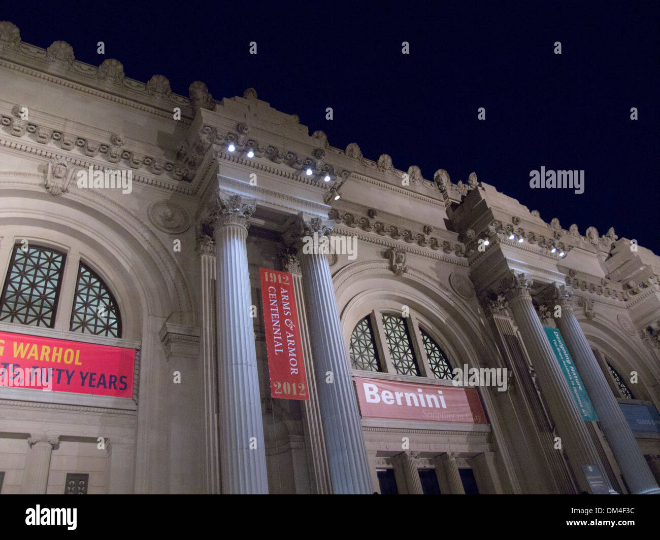 Une vue de la nuit du Metropolitan Museum of Art sur la Cinquième Avenue à New York City, USA. Une bannière orne l'entrée de Bernini. Banque D'Images