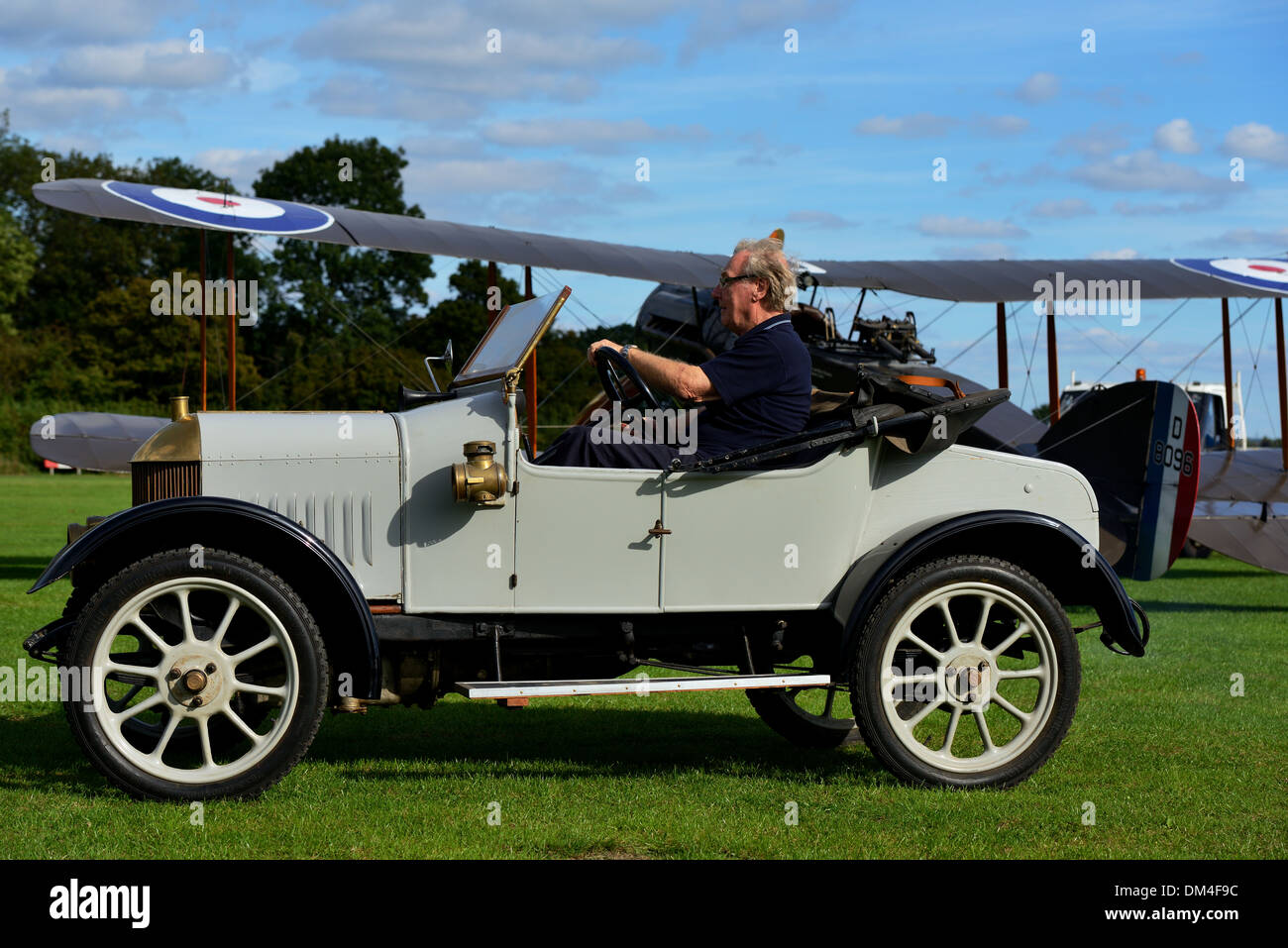 Vintage Morris Oxford automobile convertible.Shuttleworth collection.Biggleswade,lits,UK. Bristol F2b d'un biplan en arrière-plan. Banque D'Images