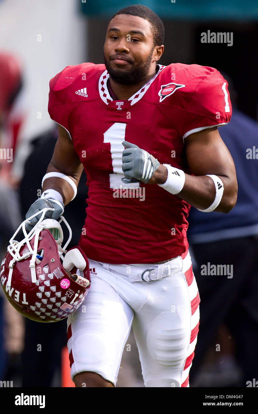 Temple Owls coffre Wilbert Brinson (1) qui sort alors qu'ils introduisent les aînés avant de la NCAA football match entre la Kent State Golden Flash et le Temple Owls au Lincoln Financial Field à Philadelphie, Pennsylvanie. Les hiboux battre le Golden Flash, 47-13. (Crédit Image : © Chris/Szagola ZUMApress.com) Southcreek/mondial Banque D'Images