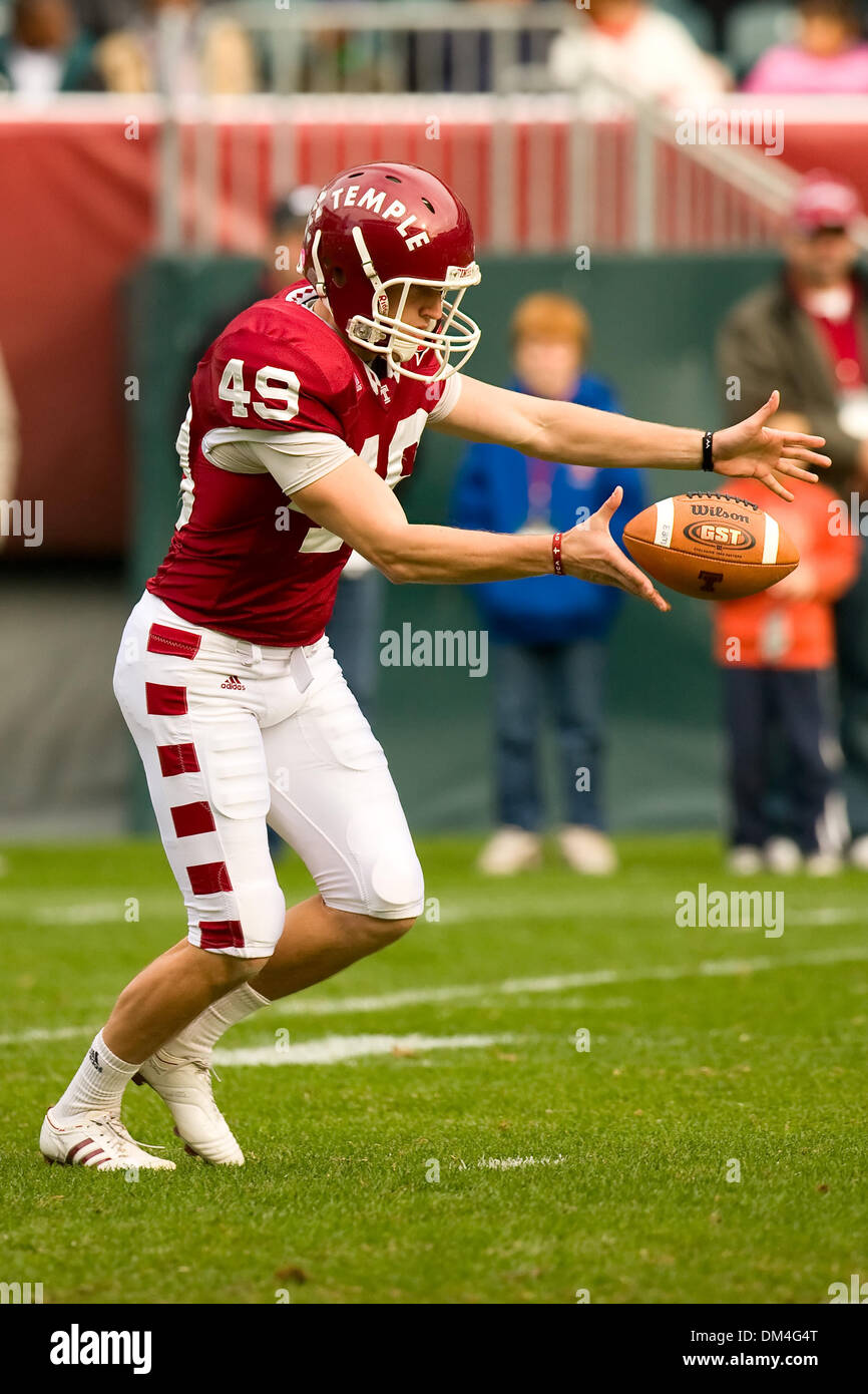 Temple Owls kicker Jeff Wathne (49) à la recherche d'punt la balle pendant la NCAA football match entre la Kent State Golden Flash et le Temple Owls au Lincoln Financial Field à Philadelphie, Pennsylvanie. Les hiboux battre le Golden Flash, 47-13. (Crédit Image : © Chris/Szagola ZUMApress.com) Southcreek/mondial Banque D'Images