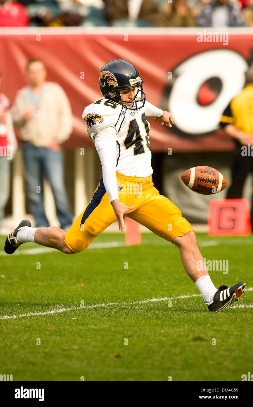 Kent State Golden Flash punter Matt Rinehart (46) avec la tentative de volée au cours de la NCAA football match entre la Kent State Golden Flash et le Temple Owls au Lincoln Financial Field à Philadelphie, Pennsylvanie. Les hiboux battre le Golden Flash, 47-13. (Crédit Image : © Chris/Szagola ZUMApress.com) Southcreek/mondial Banque D'Images