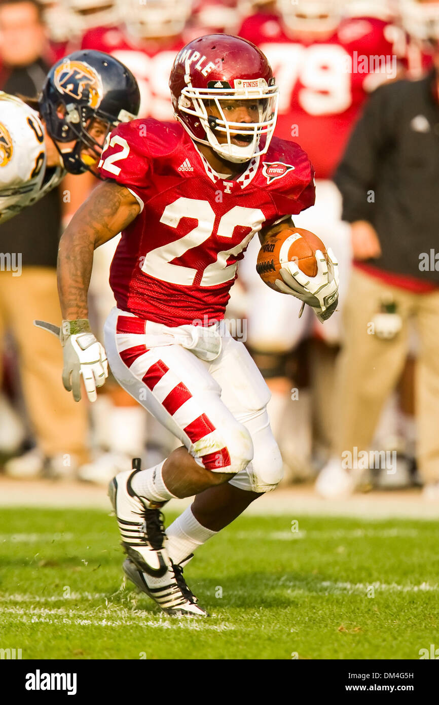 Temple Owls receveur Matt Brown (22) courir avec le ballon au cours de la NCAA football match entre la Kent State Golden Flash et le Temple Owls au Lincoln Financial Field à Philadelphie, Pennsylvanie. Les hiboux battre le Golden Flash, 47-13. (Crédit Image : © Chris/Szagola ZUMApress.com) Southcreek/mondial Banque D'Images