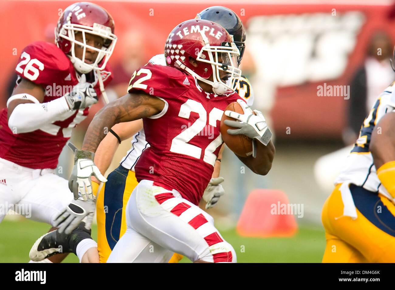 Temple Owls receveur Matt Brown (22) courir avec le ballon au cours de la NCAA football match entre la Kent State Golden Flash et le Temple Owls au Lincoln Financial Field à Philadelphie, Pennsylvanie. Les hiboux battre le Golden Flash, 47-13. (Crédit Image : © Chris/Szagola ZUMApress.com) Southcreek/mondial Banque D'Images