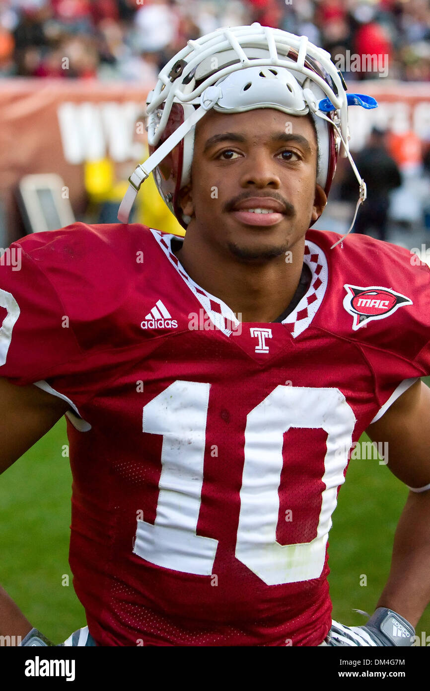 Temple Owls wide receiver Delano Green (10) avec son casque soulevées au cours de la NCAA football match entre la Kent State Golden Flash et le Temple Owls au Lincoln Financial Field à Philadelphie, Pennsylvanie. Les hiboux battre le Golden Flash, 47-13. (Crédit Image : © Chris/Szagola ZUMApress.com) Southcreek/mondial Banque D'Images