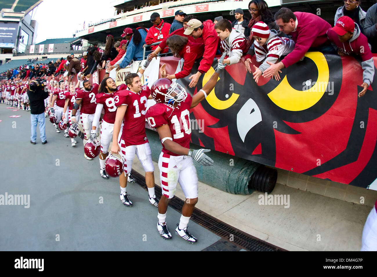 Temple Owls remercier leurs fans à la suite de la NCAA football match entre la Kent State Golden Flash et le Temple Owls au Lincoln Financial Field à Philadelphie, Pennsylvanie. Les hiboux battre le Golden Flash, 47-13. (Crédit Image : © Chris/Szagola ZUMApress.com) Southcreek/mondial Banque D'Images