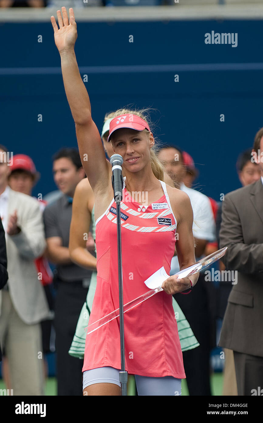 Elena Dementieva (RUS) accepte les gagnants trophée et reconnaît la foule lors de la finale de la Coupe Roger 2009 au Centre Rexall de Toronto..Elena Dementieva a remporté 6-4,6-3..***pour un usage éditorial uniquement* (crédit Image : © Nick Turchiaro/ZUMApress.com) Southcreek/mondial Banque D'Images