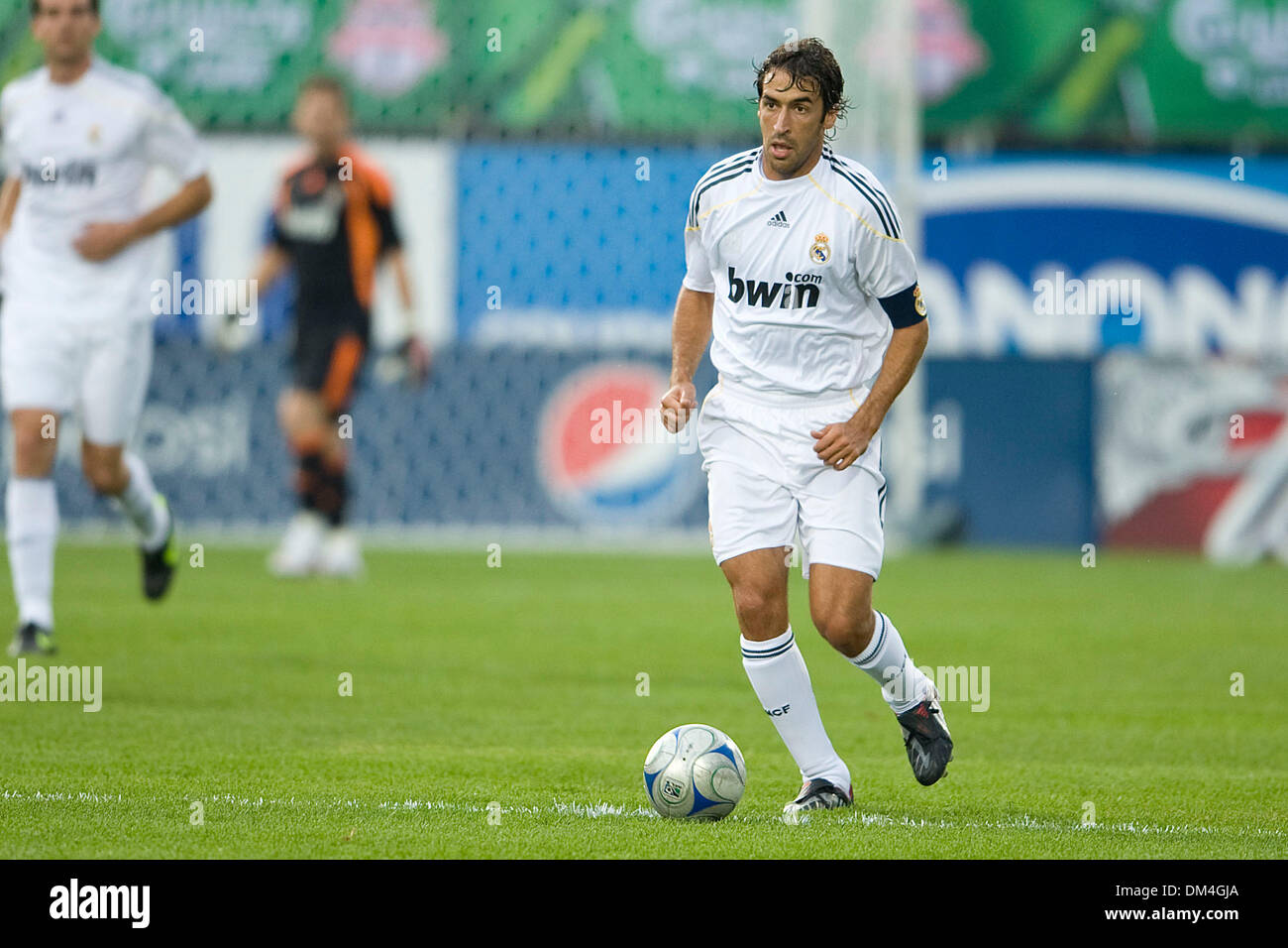 L'avant du Real Madrid Raul Gonzalez Blanco # 7 en action lors d'un match de football FIFA match amical entre le Real Madrid et le Toronto FC au BMO Field à Toronto..Real Madrid a gagné 5-1. (Crédit Image : © Nick Turchiaro/ZUMApress.com) Southcreek/mondial Banque D'Images