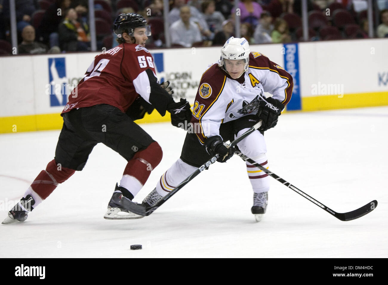 13 Décembre 2009 : Chicago Wolves Kevin Doell (21) avec la rondelle contre le Lac Érié Monstres Kevin Montgomery (56) au cours de la deuxième période de ce match de la Ligue américaine de hockey entre le lac Érié et le Chicago Wolves monstres joué au Quicken Loans Arena de Cleveland, OH. Les Monstres vaincus les loups 7-3..Crédit obligatoire : Frank Jansky / Southcreek Global (Image Crédit : © F Banque D'Images