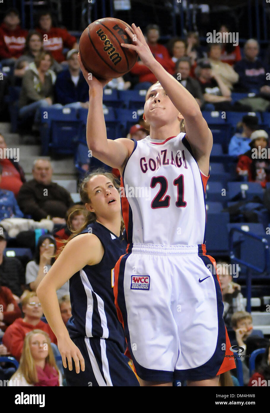 Les Gonzaga Courtney Vandersloot (21) obtient par UC Irvine's Kim Barnes pour un panier pendant la seconde moitié d'un jeu de basket-ball universitaire NCAA tenue au Centre Sportif McCarthey à Spokane WA. 1568 irait sur gagner le match avec un score final de 96-57. (Crédit Image : © James Snook/global/ZUMApress.com) Southcreek Banque D'Images
