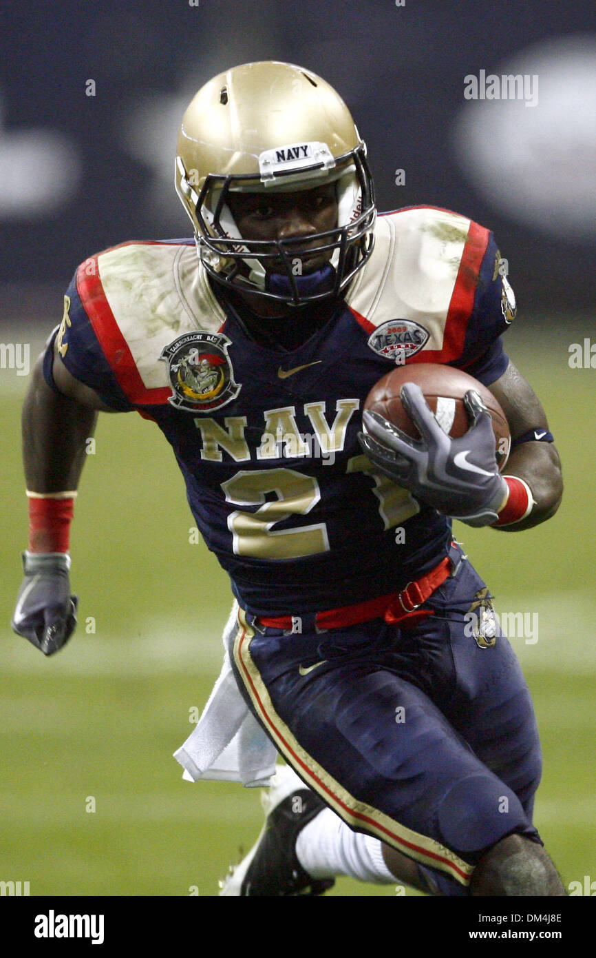 Les aspirants de marine l'Enclencher Gee Gee Greene (21) porte la balle à travers la défense du Missouri. 35 marine défait le Missouri à 13 dans le bol du Texas le 31 décembre 2009 au Reliant Stadium de Houston au Texas. (Crédit Image : © Anthony Vasser/ZUMApress.com) Southcreek/mondial Banque D'Images