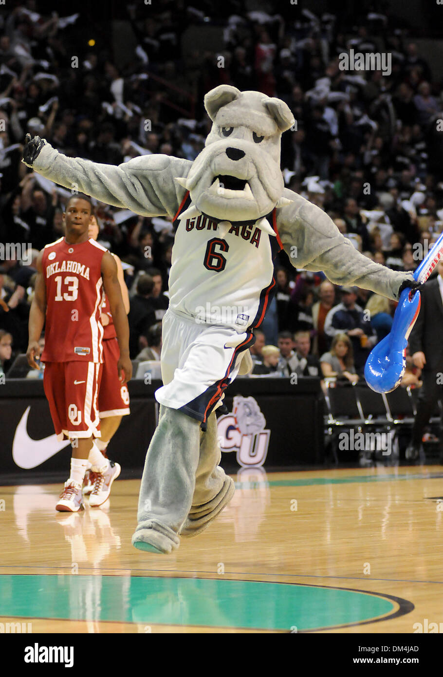 1568 Mascot ''Spike'' divertit la foule pendant un match de basket-ball de NCAA college contre Washington tenue à l'Aréna de Spokane Spokane WA. C'était la 4e conférence annuelle de l'OMRM Classic jeu de basket-ball. 1568 irait sur le jeu avec un score final de 83-69. (Crédit Image : © James Snook/global/ZUMApress.com) Southcreek Banque D'Images
