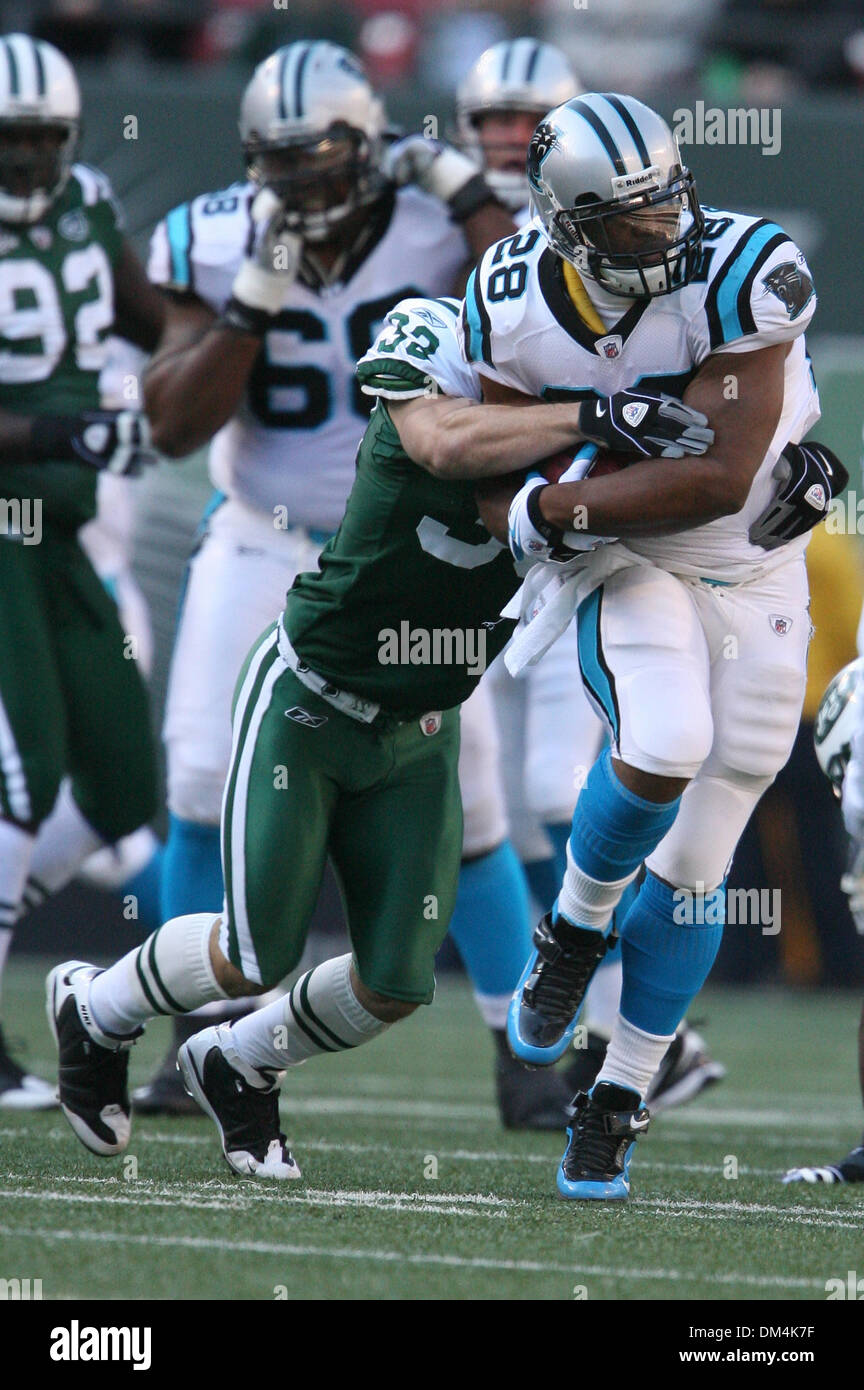 Le 29 novembre 2009 - East Rutherford, New Jersey, États-Unis - 29 novembre 2009 : Caroline panthère d'utiliser de nouveau Jonathan Stewart # 28 est abordé par New York Jets Justin Miller évoluait # 32 pendant le jeu entre les Panthers et New York Jets au Meadowlands Sports Complex à East Rutherford, New Jersey. Les Jets mène les Panthers 14-3 à la moitié...crédit obligatoire - Alan Maglaq Banque D'Images