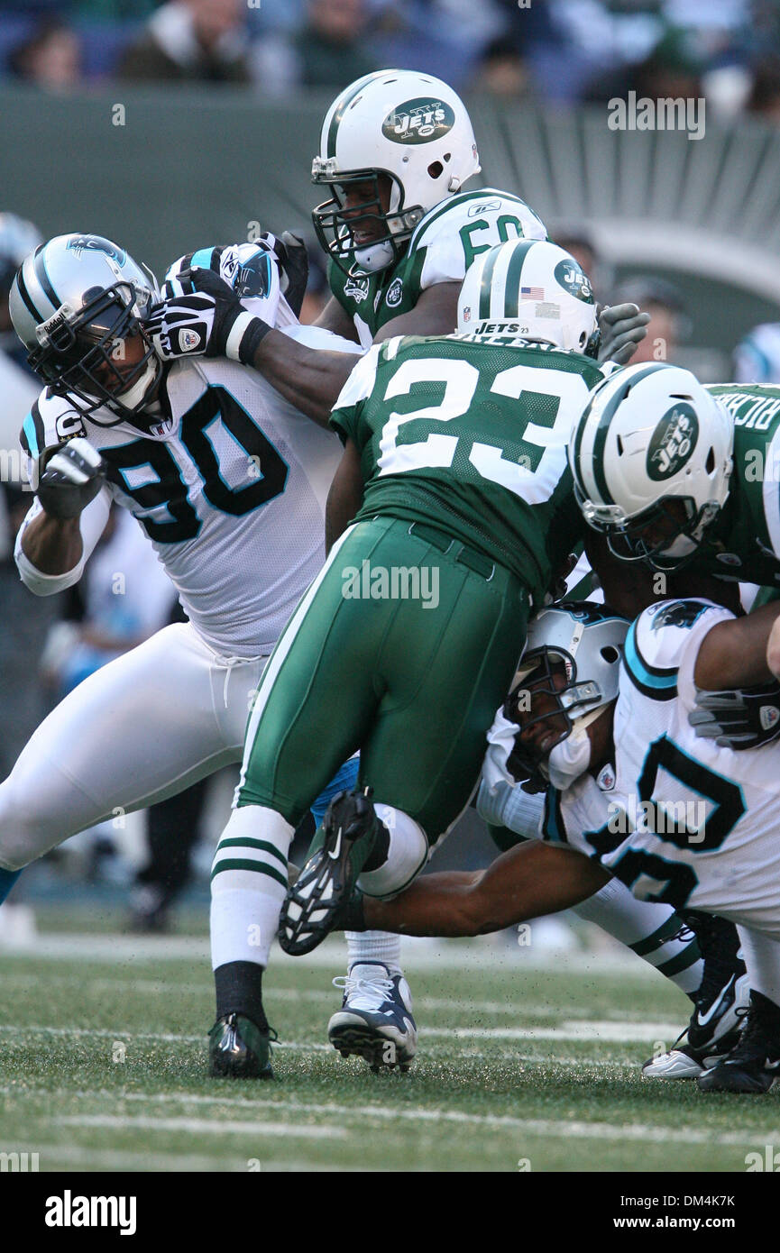 Le 29 novembre 2009 - East Rutherford, New Jersey, États-Unis - 29 novembre 2009 : New York Jets running back Shonn Greene # 23 se précipite la balle pendant le jeu entre les Panthers et New York Jets au Meadowlands Sports Complex à East Rutherford, New Jersey. Les Jets mène les Panthers 14-3 à la moitié..crédit obligatoire - Alan Maglaque / Southcreek Global (Image Crédit : © Southcreek Banque D'Images