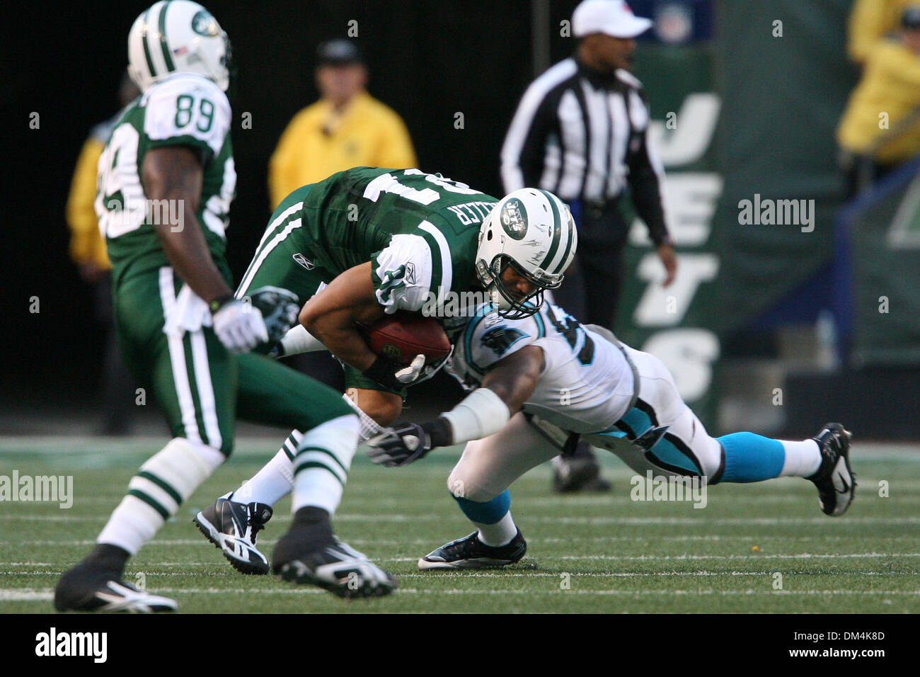 Le 29 novembre 2009 - East Rutherford, New Jersey, États-Unis - 29 novembre 2009 : New York Jets tight end Dustin Keller # 81 se précipite la balle après une réception pendant le jeu entre les Panthers et New York Jets au Meadowlands Sports Complex à East Rutherford, New Jersey. Les Jets défait les Panthers 17-6..crédit obligatoire - Alan Maglaque / Southcreek Global (Image Crédit : © South Banque D'Images