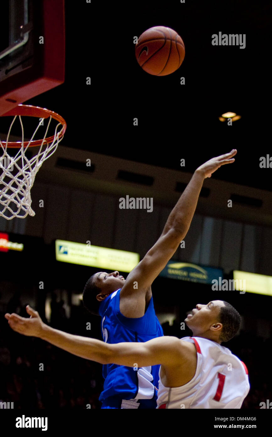 Université du Nouveau Mexique guard Darington Hobson (1) libère la balle et les lobes sur un joueur. Creighton L'Université de New Mexico Lobos orge pressé par avec une victoire contre l'Université Creighton 61 au Pitt à Albuquerque, Nouveau Mexique. Les Lobos sont 12-0 et ont la plus longue série de victoires dans le pays. (Crédit Image : © Long Nuygen/global/ZUMApress.com) Southcreek Banque D'Images