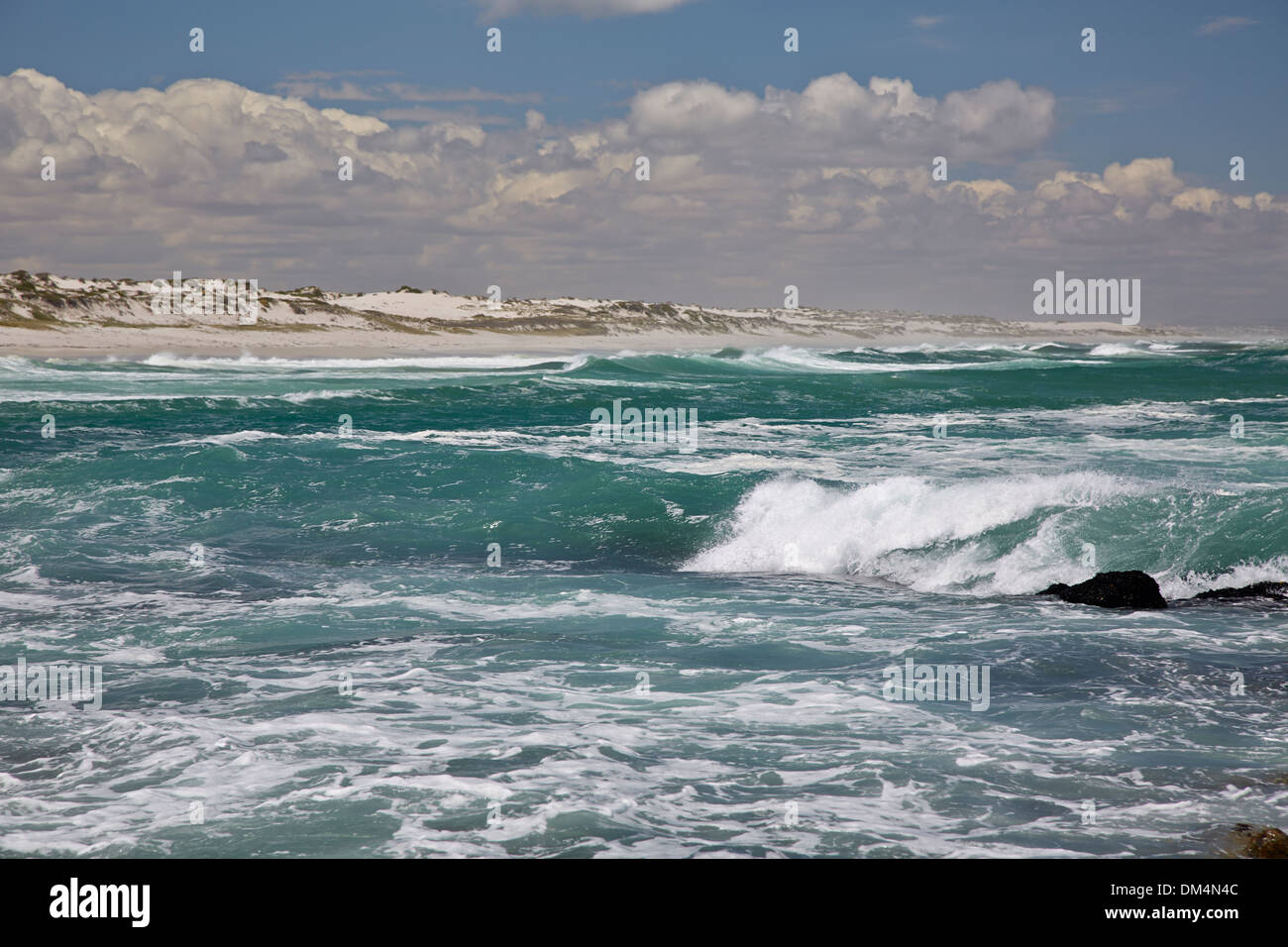 Seascape dramatique de l'océan avec le fracas des vagues sur les roches Banque D'Images