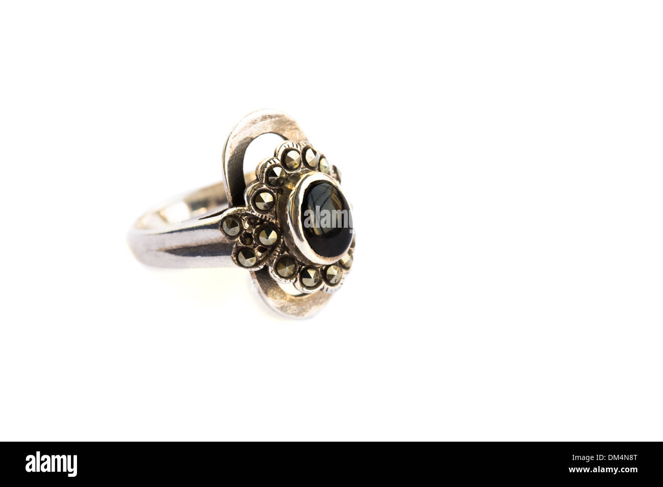 Bague en argent avec pierre noire isolé sur fond blanc. Banque D'Images