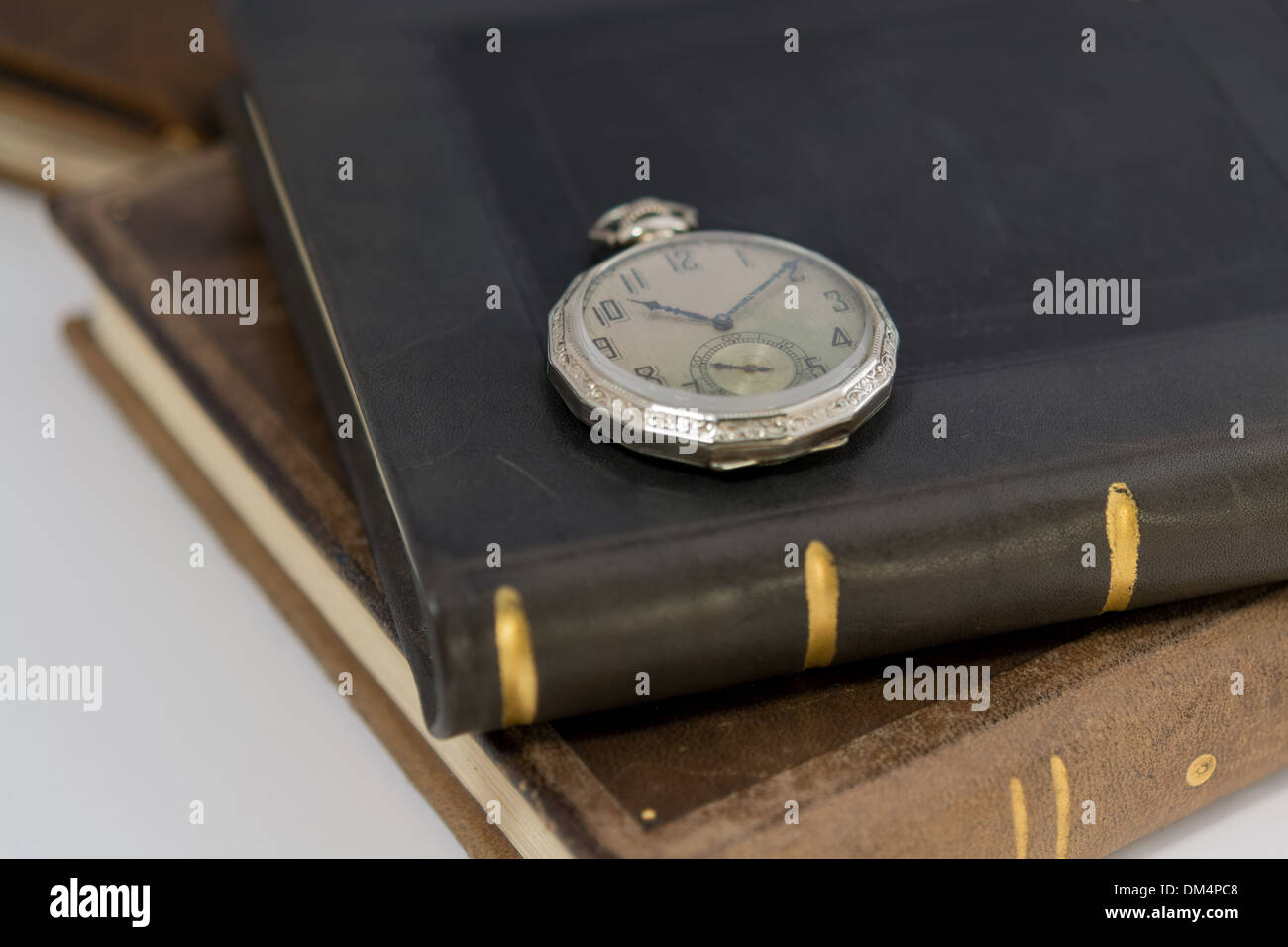 Antique Silver men's Pocket Watch sur les vieux livres Banque D'Images