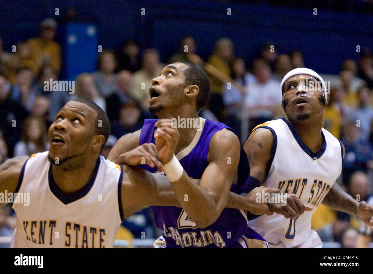 20 Février 2010 : Kent State Golden Flashes Chris Singletary (2), Tiree Evans (0), et de l'Ouest Catamounts Caroline Russell Kendall (2) lutte pour la position au cours de la NCAA college basketball match entre l'Ouest et le Catamounts Caroline Kent State Golden clignote à la M.A.C. Dans le centre de Kent, Ohio. Kent State défait Western Carolina 74-72 pour entailler leur vingtième victoire de Banque D'Images