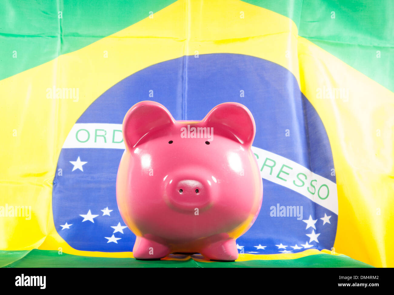 Tirelire avec drapeau brésilien silhouette studio Banque D'Images