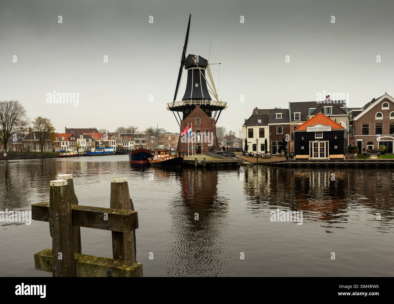 MOLEN DE ADRIAAN MOULIN ET DANS LA RIVIÈRE SPAARNE HAARLEM HOLLAND CENTRAL Banque D'Images