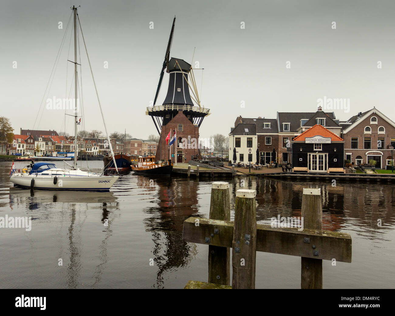 MOLEN DE ADRIAAN MOULIN ET LA RIVIÈRE SPAARNE avec bateau à voile dans le centre de Haarlem en Hollande Banque D'Images