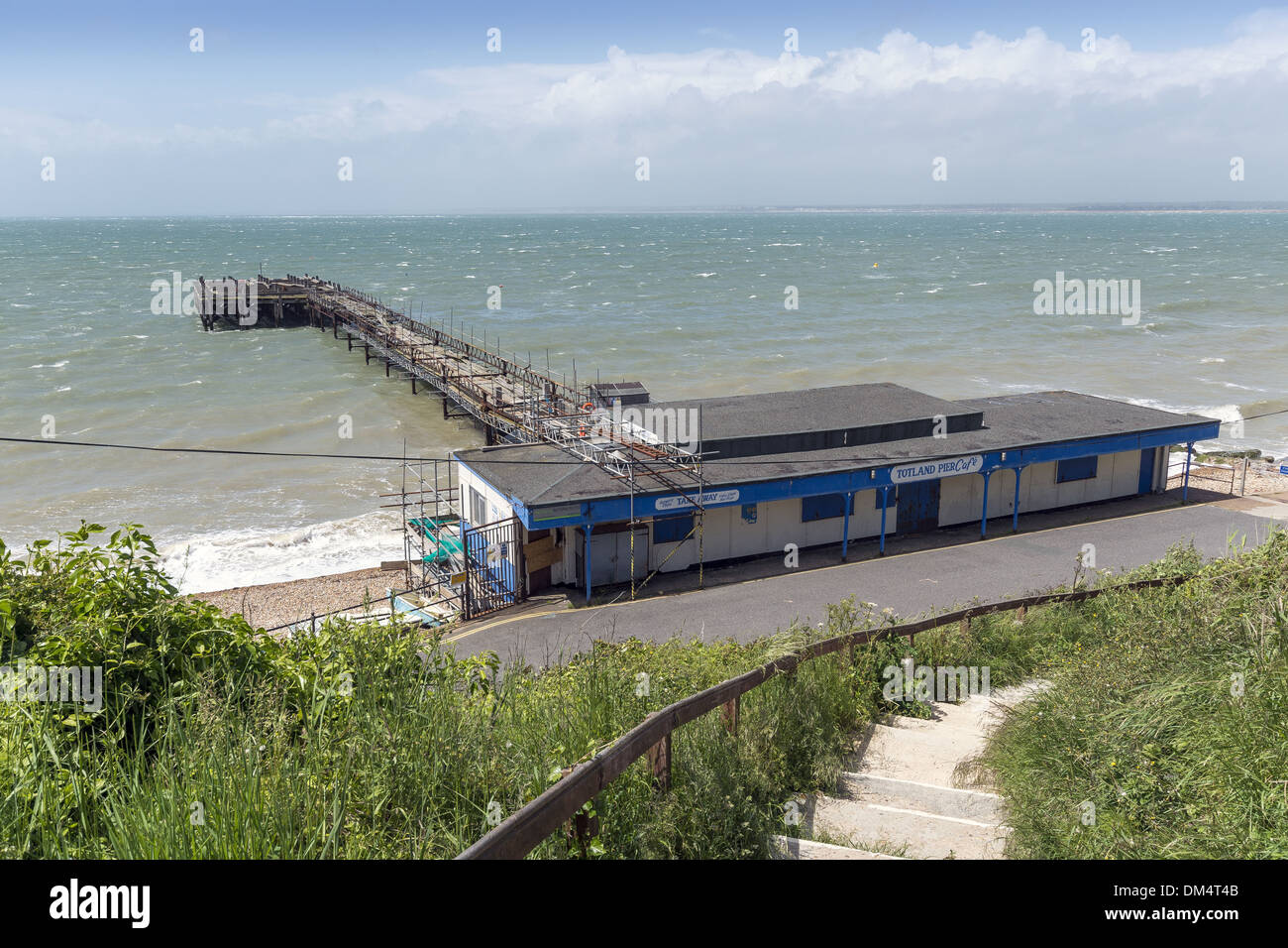 La restauration de Totland Bay Pier après qu'il a été détruit par un incendie sur l'île de Wight, Angleterre, RU Banque D'Images