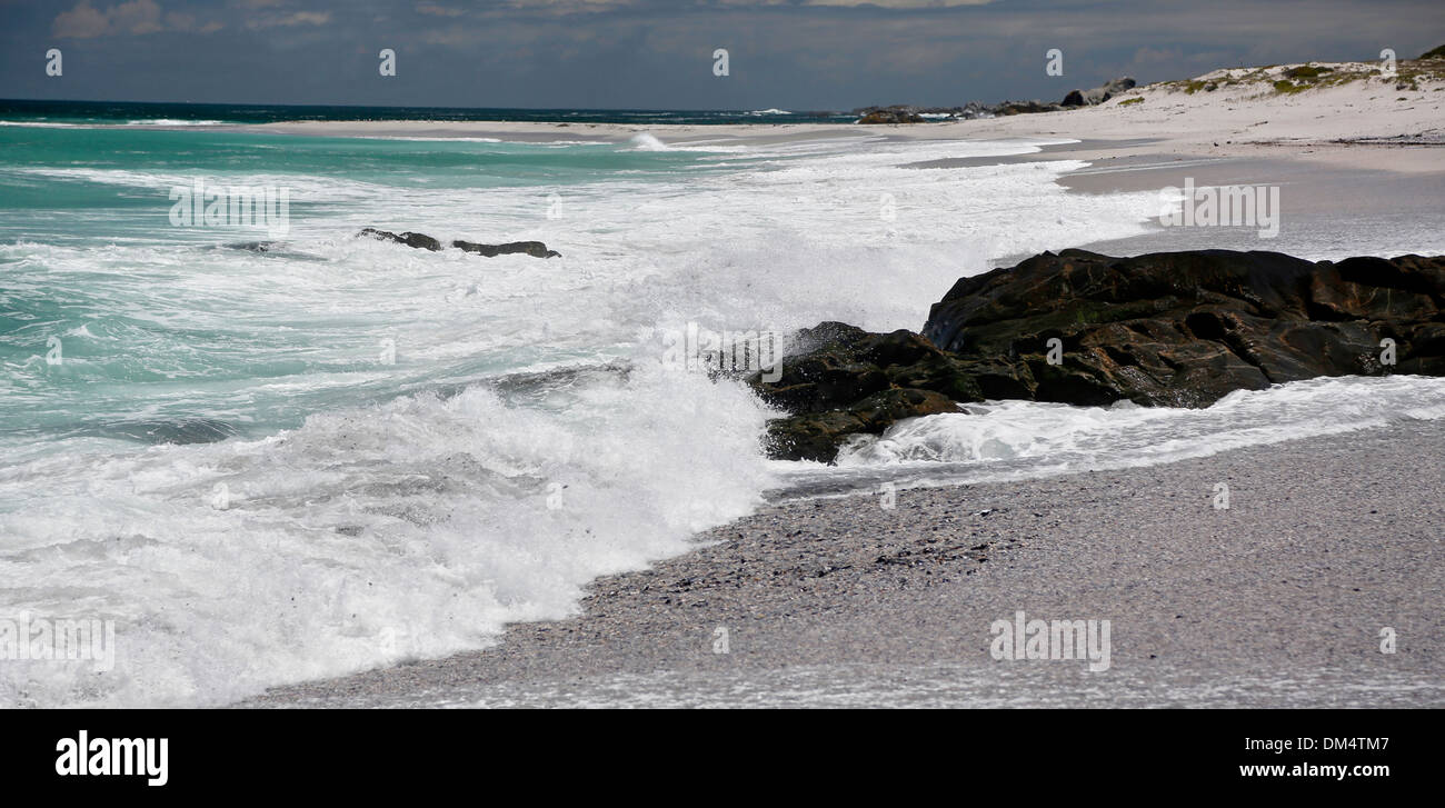 Seascape dramatique de l'océan avec le fracas des vagues sur les roches Banque D'Images