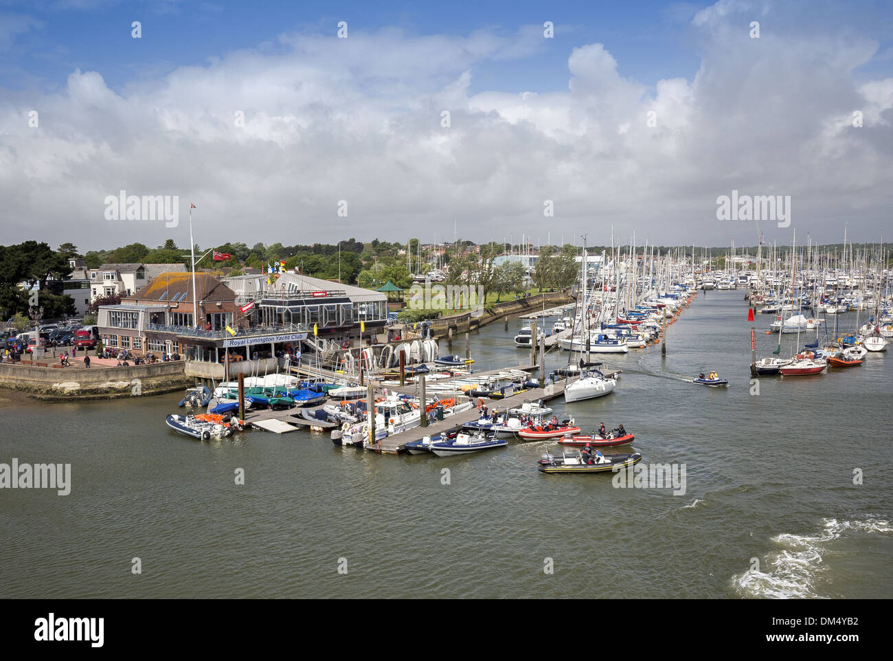 Le Royal Lymington Yacht Club et marina sur la rivière Lymington dans le Hampshire, England, UK Banque D'Images