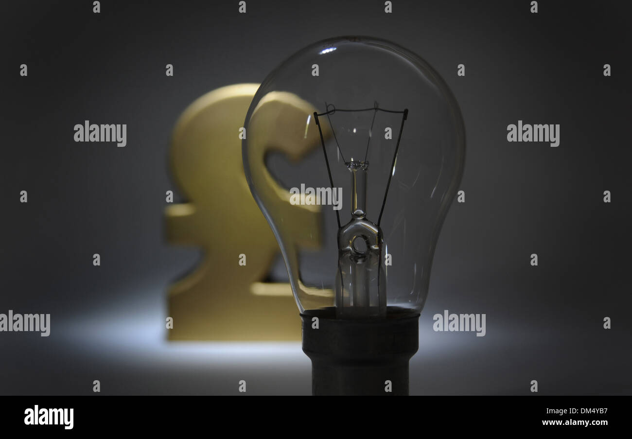 L'AMPOULE ÉLECTRIQUE AVEC DIÈSE RE PRIX LES COÛTS DES FOURNISSEURS D'ÉNERGIE DE COMMUTATION LA HAUSSE DES FACTURES DE CHAUFFAGE GAS UTILITY BILL SUR LE BUDGET DES MÉNAGES Banque D'Images