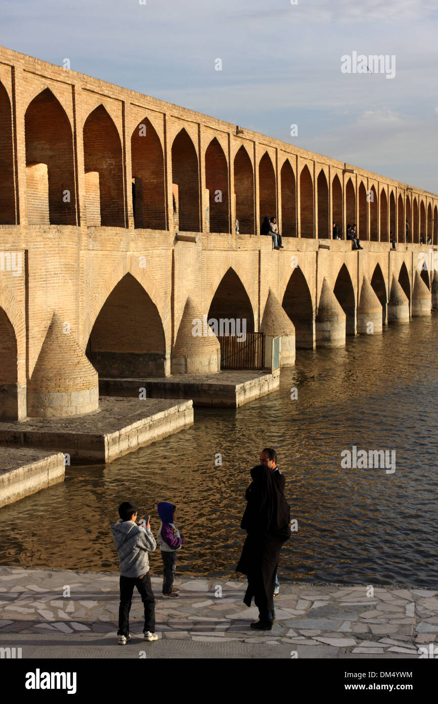 Si-O-Seh Bridge, Isfahan, Iran, avec les gens sur le pont et dans sur le remblai et de goélands dans le ciel Banque D'Images