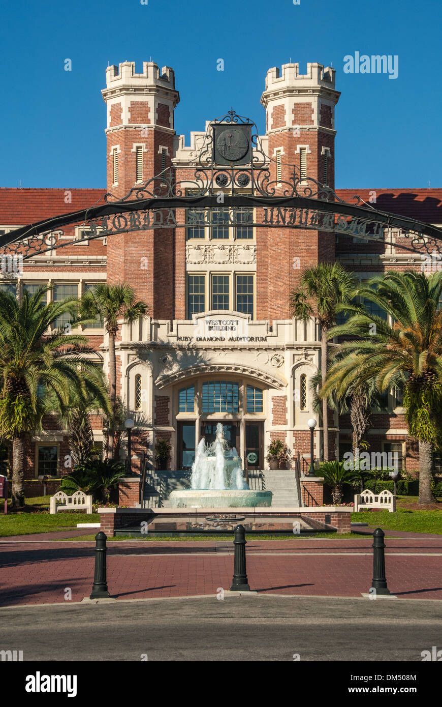 Entrée et fontaine de l'université d'État de Floride au Westcott Building historique et au Ruby Diamond Auditorium de Tallahassee, Floride. (ÉTATS-UNIS) Banque D'Images