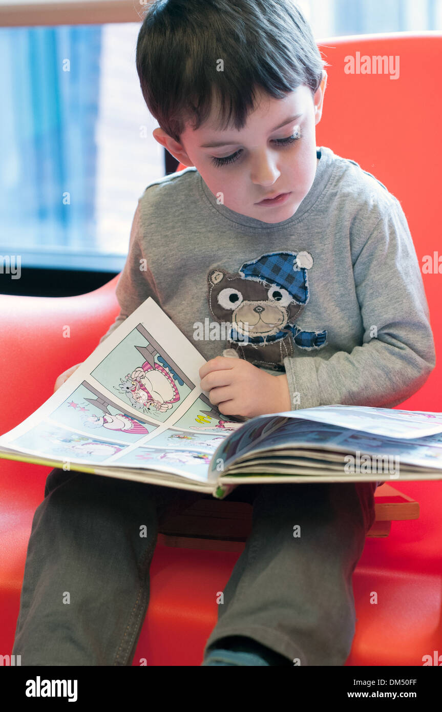 Boy reading book Banque D'Images
