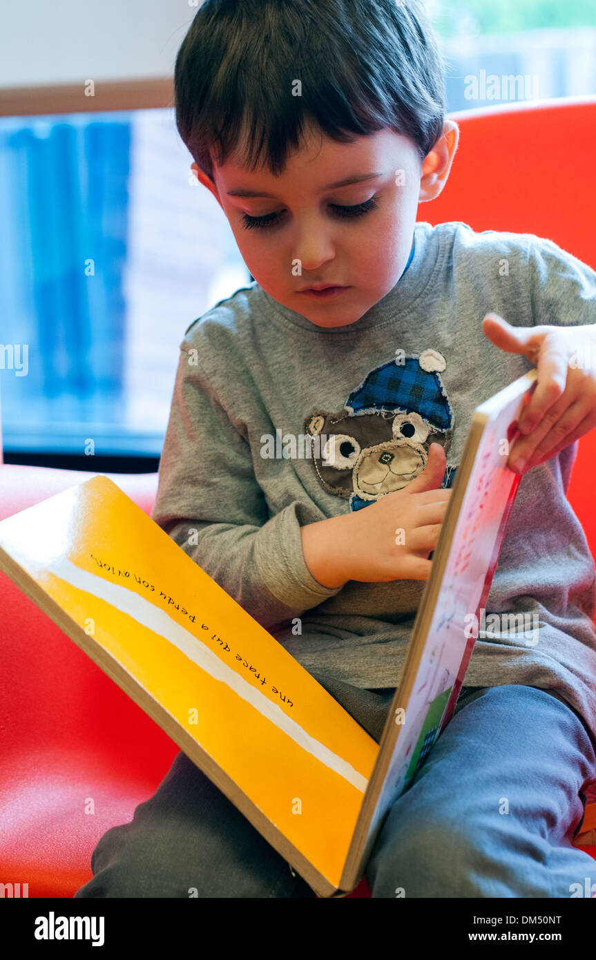 Boy reading book Banque D'Images