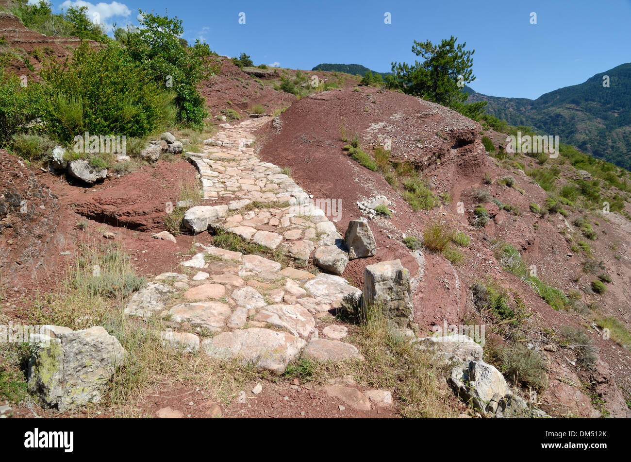 Chemin de pierre dans le cadre d'un sentier de Grande Randonnée ou gorges du Daluis Alpes-Maritimes France Banque D'Images