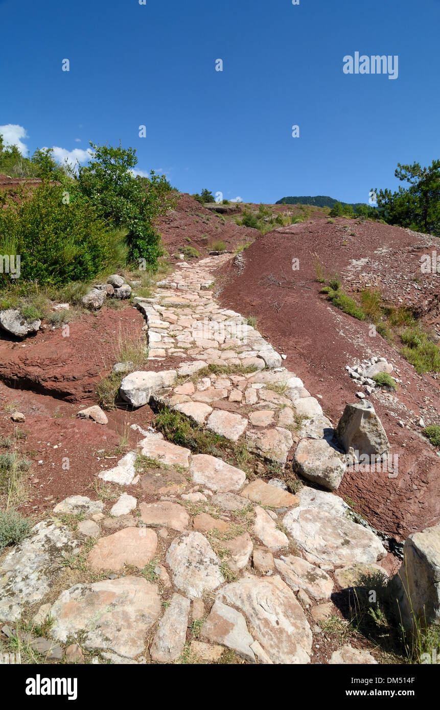 Chemin de pierre dans le cadre d'un sentier de Grande Randonnée ou gorges du Daluis Alpes-Maritimes France Banque D'Images