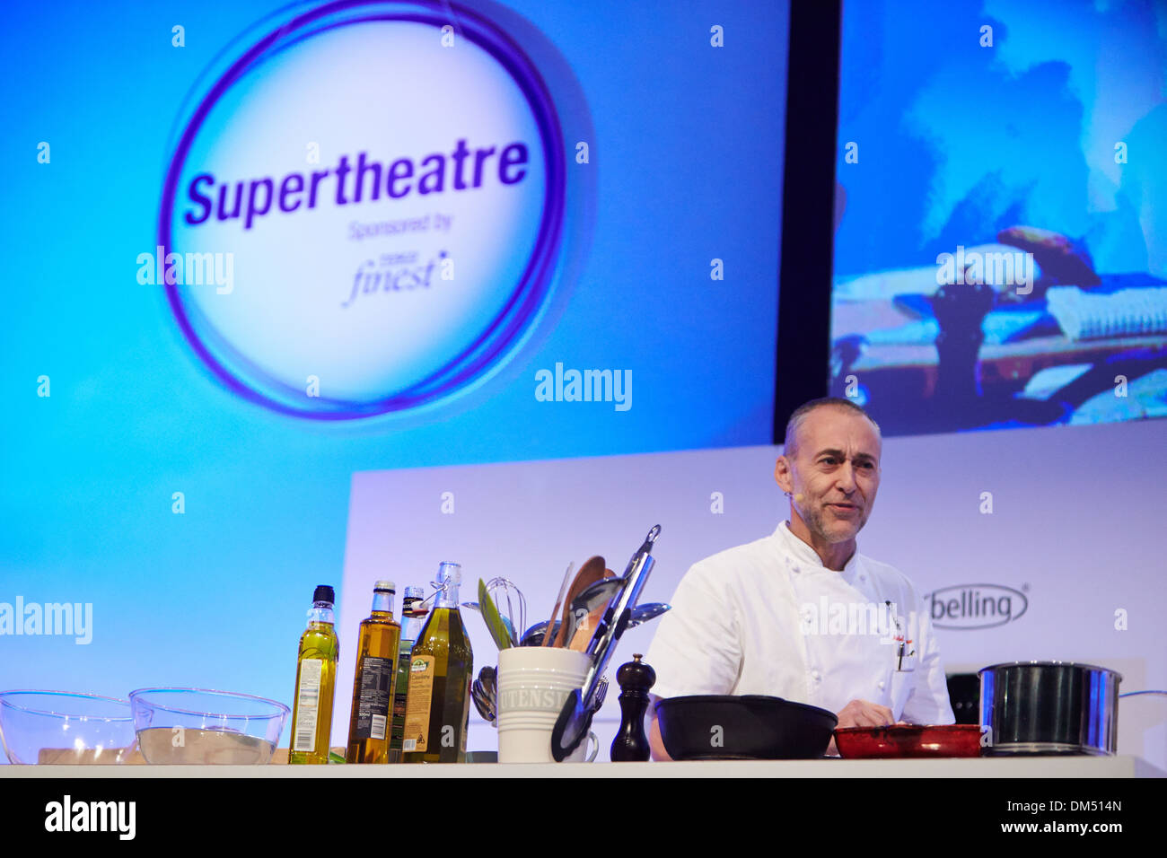 Chef Michel Roux Jr donne une démonstration culinaire à la BBC Good Food Show 2013 qui a eu lieu à l'Olympia Exhibition Hall Banque D'Images