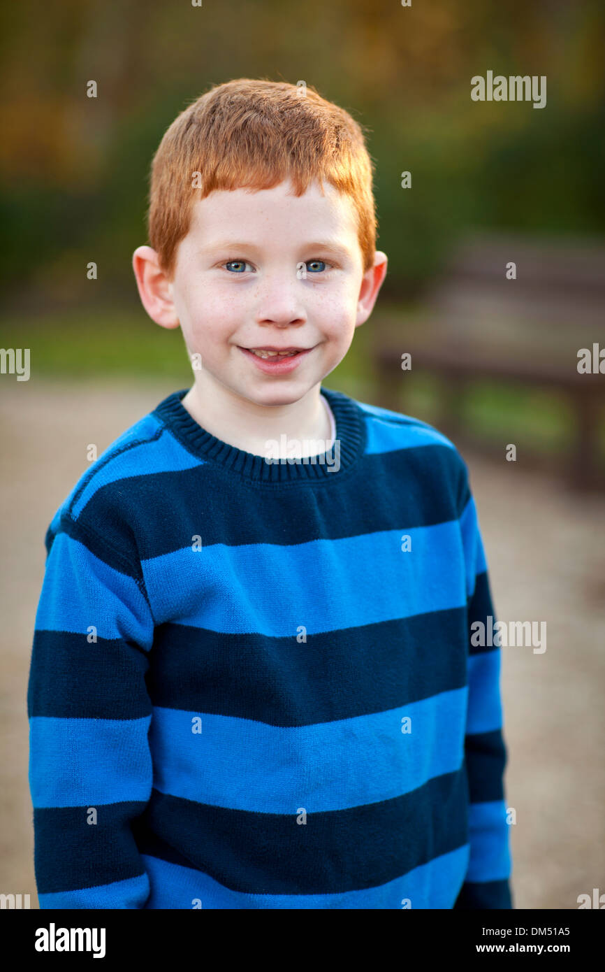 Beau Garcon Brun Rouge A L Exterieur Permanent Portrait Photo Stock Alamy
