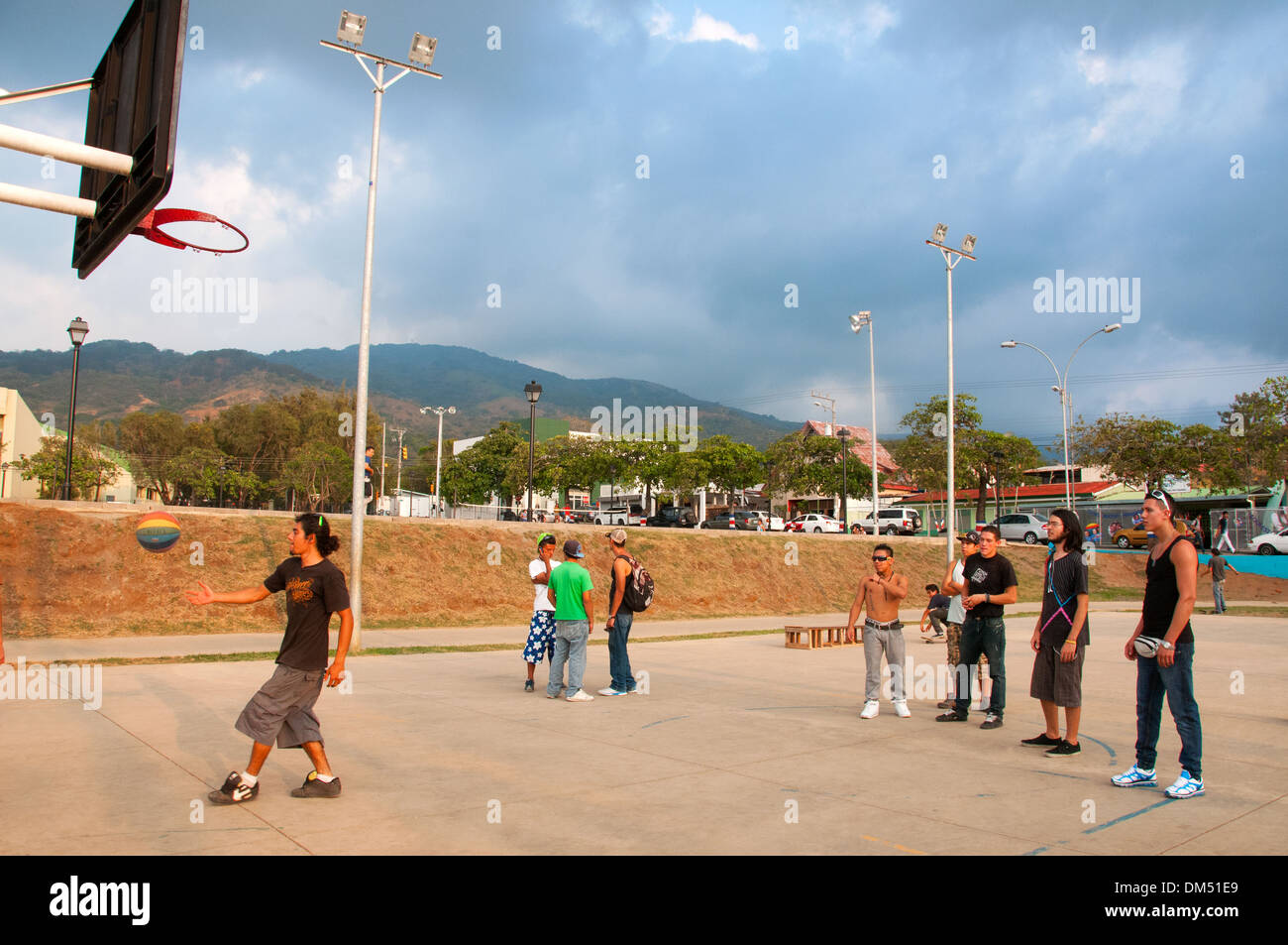 Jeunes jouant à Basketball Ciudad Colon Costa Rica Banque D'Images
