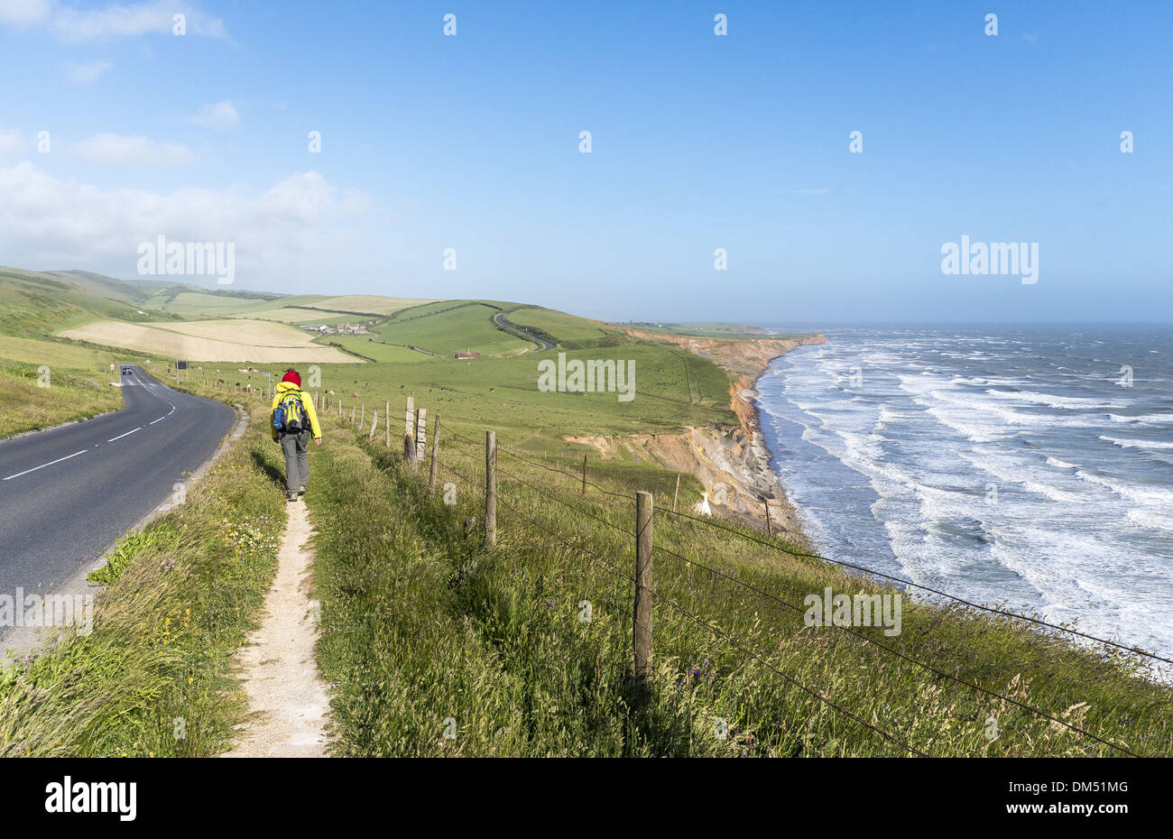 La marche sur la colline de la Baie d'eau douce à Compton Bay sur l'île de Wight, Angleterre Banque D'Images