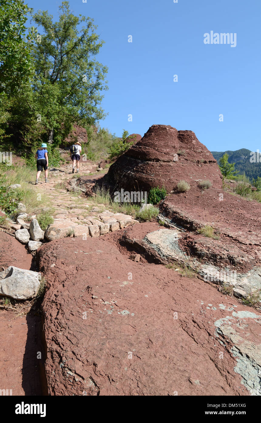 Randonneurs et promeneurs sur le sentier de Grande Randonnée ou Trail dans les gorges du Daluis Haut-Var Alpes-Maritimes France Banque D'Images