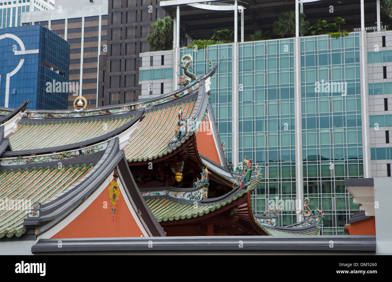 L'architecture contrastée dans Chinatown, à Singapour. Banque D'Images