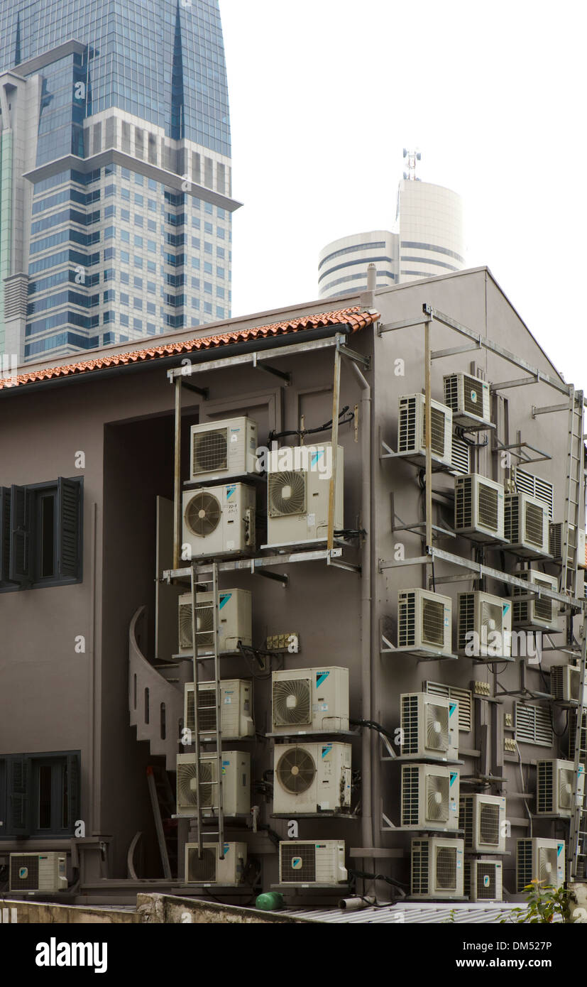 Unités de climatisation sur l'extérieur d'un bâtiment à Chinatown, à Singapour. Banque D'Images